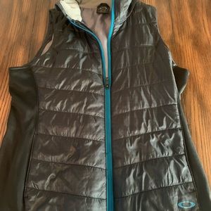 Oakley Vest with tucked hood size XL